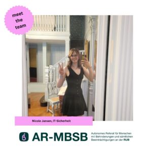 Nicole steht vor einem Spiegel und macht ein Selfie mit dem Smartphone. Sie trägt ein schwarzes ärmelloses Kleid und hält mit der freien Hand ein Peace-Zeichen. Im Hintergrund ist ein heller Innenraum mit Treppe zu sehen.