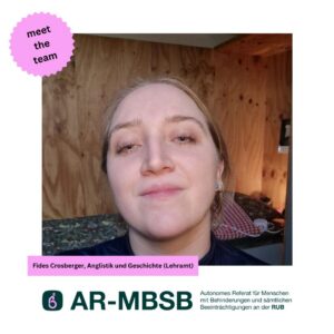 Fides Crosberger blickt ruhig und leicht lächelnd in die Kamera. Sie trägt ein dunkelblaues Oberteil, im Hintergrund ist eine holzverkleidete Wand zu sehen.